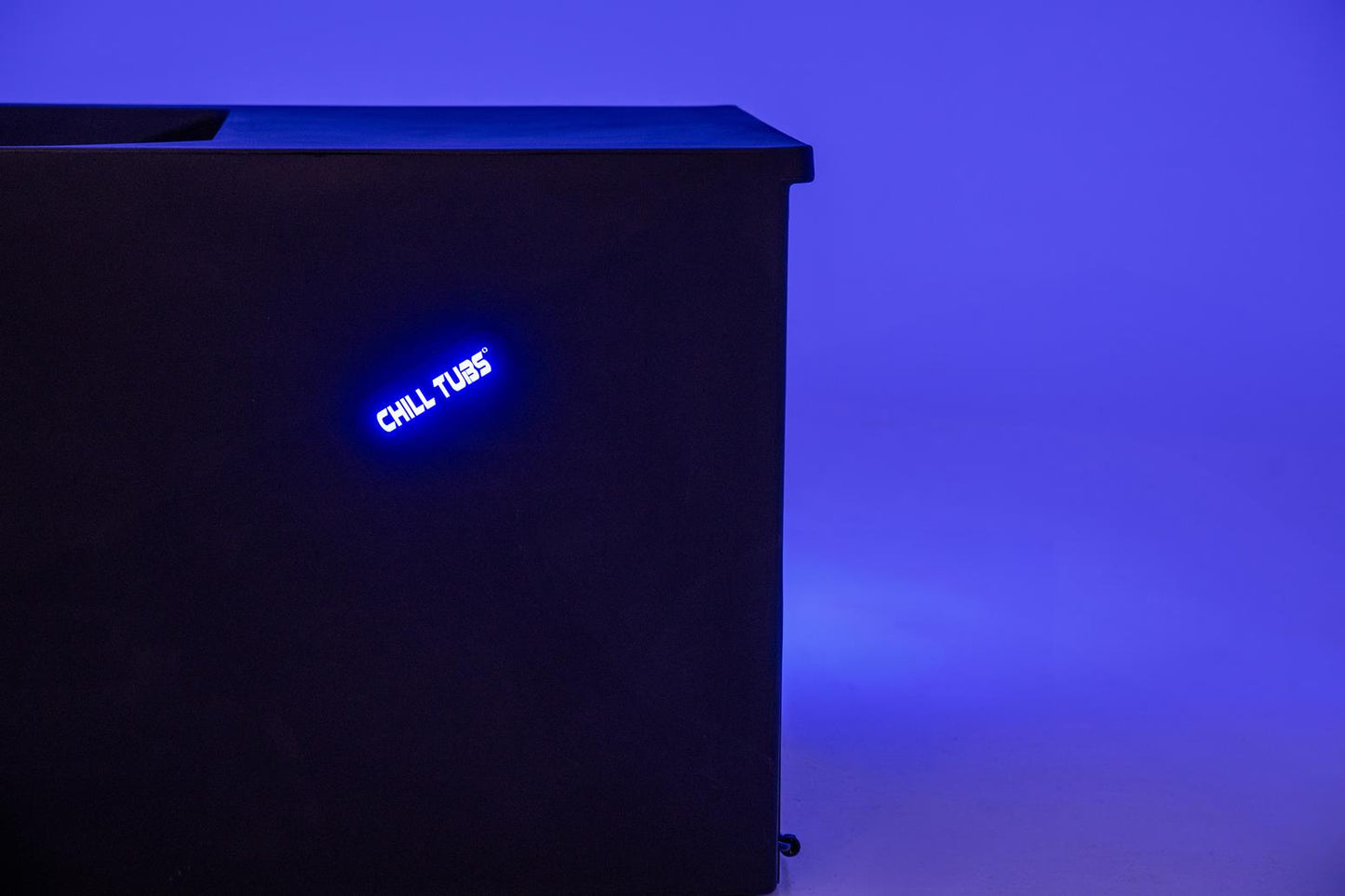 Chill Tubs Lite illuminated LED logo detail