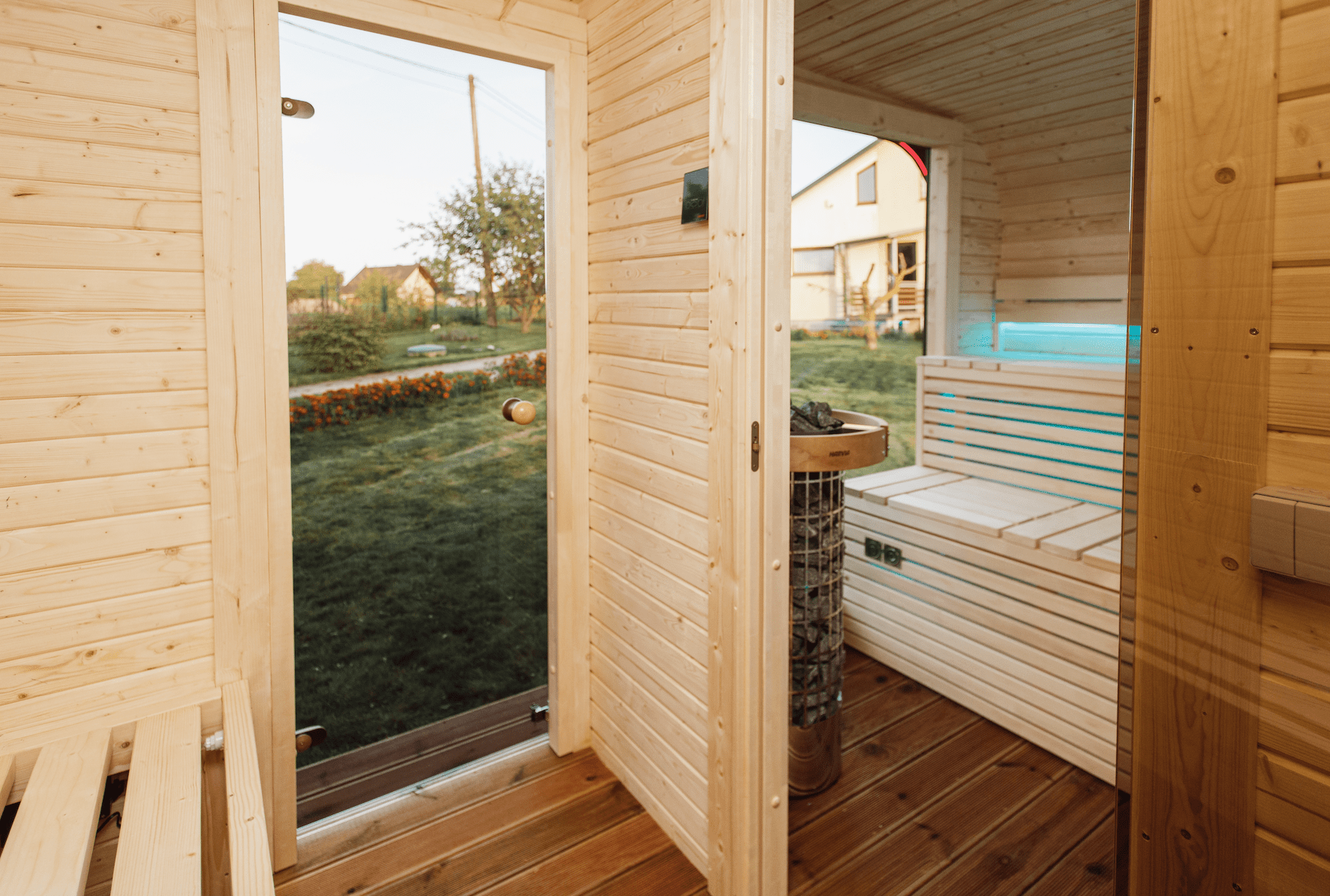 Halo Saunas Sanctuary V1 4 - 6 Person Traditional Outdoor Sauna - Nuovo Luxury - Outdoor Sauna