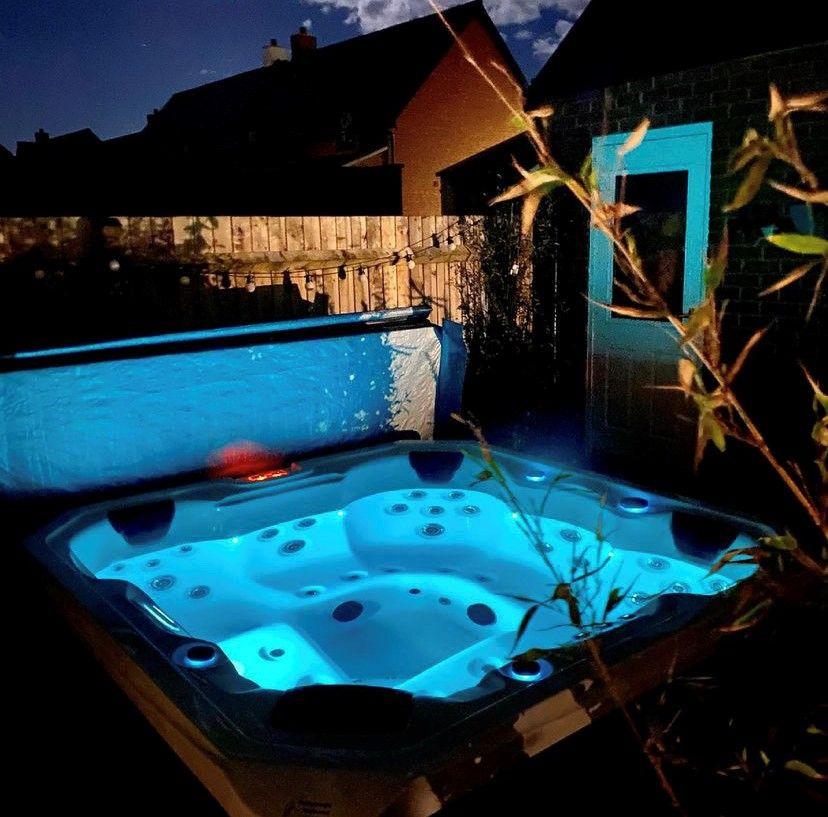 Platinum Spas Bari 32 Amp 5 - 6 Person Hot Tub w/ Bluetooth Audio - Nuovo Luxury - Hot Tub